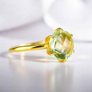 Anillo Redondo de Amatista Verde de 8mm - Plata de Ley 925 Chapada en Oro con Incrustaciones de Piedras Preciosas Naturales para Mujer - Product Image 1