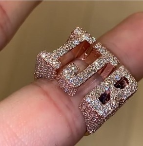 Anillo de Lujo Personalizado con Nombre y Letra en Estilo Hip Hop, con Micro Pavé de Moissanita y Baño de Oro - Product Image 1