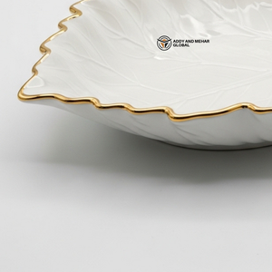 Bandeja Decorativa Elegante de Cerámica Blanca con Detalles Dorados en Forma de Hoja para Joyas, Adornos, Bocadillos o Centro de Mesa - Product Image 5