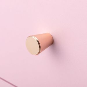 Comodino Moderno Semplice a 4 Cassetti Rosa in Rovere e Rattan, Mobile da Camera da Letto per Casa, Seminterrato o Appartamento - Product Image 2