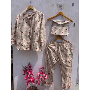 Conjunto de pijama de algodón con estampado de corazones y rayas para mujer, camisa con botones y pantalones con cintura elástica - Product Image 1