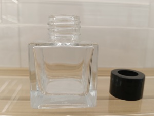 Vente en gros de flacons diffuseurs en verre transparent carrés vides de 50 ml, faciles à ouvrir, emballés dans un carton, flacon en verre - Product Image 2