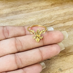 Anillo de latón gótico con flor de lis de estilo moderno para mujer, chapado en oro de 18k, joyería vintage delicada hecha a mano, venta al por mayor/OEM - Product Image 2