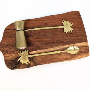 Ensemble d'outils de bar de haute qualité avec design en feuille d'or et planche en bois, idéal pour la mise en place d'un bar à domicile, la présentation et les occasions spéciales - Product Image 5
