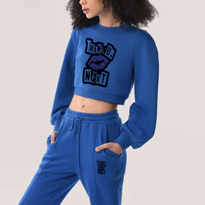 ชุดเสื้อสเวตเตอร์ครอปสีน้ำเงินสำหรับผู้ชาย พิมพ์ลาย Thank U Next แขนยาว คอตั้ง ชุดลำลอง มีกระเป๋าข้าง ผ้าฝ้าย 100% - Product Image 2