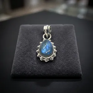Pendentif en argent sterling Starlit Courage avec labradorite, serti clos, pour âmes courageuses, bijou unisexe à porter au quotidien - Product Image 2
