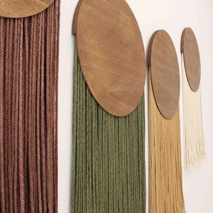 Decoración de pared circular de macramé bohemio con temática natural, 4 piezas, con borlas y parte superior de madera, para la sala de estar. - Product Image 6