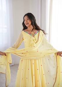 Ensemble de costume Anarkali en georgette jaune, kurta brodé, dupatta, tenue de fête et de mariage pour femmes, toutes saisons, séchage rapide - Product Image 1