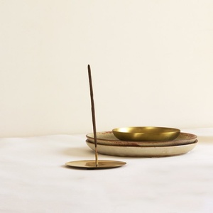 Porte-encens en laiton, forme ronde simple, plateau en métal pour attraper les cendres, pour bâtonnets d'encens. Design moderne et élégant pour le yoga et la méditation - Product Image 2