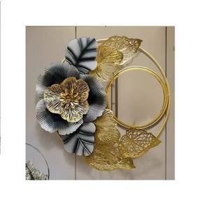 Les détails métalliques complexes qui font la tendance dans l'industrie rehaussent l'âme artistique d'un miroir créatif élégant, nouvellement conçu par KHOOSI. - Product Image 1