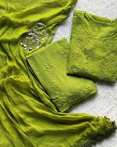 ชุดคุर्ติชิคันคารีสำหรับผู้หญิง พร้อมกางเกงและผ้าคลุมไหล่ ปักลายอย่างประณีต สวยงามทันสมัย สไตล์อินเดียดั้งเดิม เหมาะสำหรับใส่ลำลองหรือไปงานปาร์ตี้ แห้งเร็ว - Product Image 1