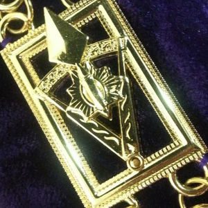 Collier de chaîne Past Master Blue Lodge plaqué or sur velours bleu, vente en gros de regalia maçonniques, colliers de chaîne de regalia sur mesure - Product Image 3