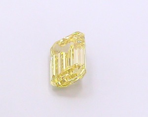 Diamant de laboratoire CVD certifié VS1 EX, taille émeraude, jaune clair fantaisie, 1,06 ct, pour la création de bijoux modernes et de modèles personnalisés (approvisionnement B2B) - Product Image 3