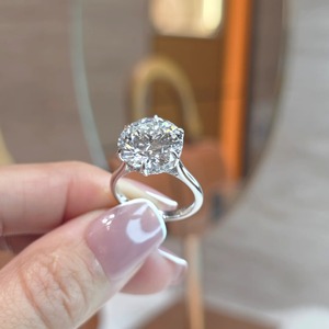 แหวนหมั้นเพชรทรงกลมเจียระไนแบบบริลเลียนท์ 7 กะรัต ทองคำแท้ 14K ประดับเพชรแล็บโกรว์ ดีไซน์วงแหวนแบบซ่อนรูปทรงคาเธดราล ประดับเพชรเม็ดเดี่ยว หรูหรา ฝังเพชรแบบ Prong Set - Product Image 3