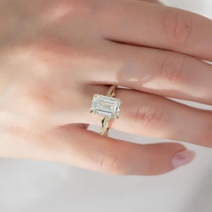 Anillo de Compromiso, Aniversario o Promesa para Mujer, con Moissanita Corte Esmeralda Única, Chapado en Oro sobre Plata de Ley 925 - Product Image 2