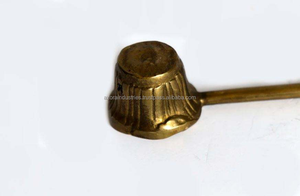 Éteignoir à bougies en laiton avec design attrayant Outils modernes Accessoires ménagers décoratifs disponibles au meilleur par Azora Industries - Product Image 5