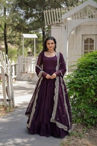 Costume Anarkali prêt-à-porter en faux georgette avec broderie et travail de sequins - Product Image 3