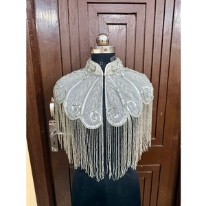 Abaya blanche de qualité supérieure pour femmes, avec des détails de broderie faits à la main et des franges décoratives élégantes, disponible à la vente - Product Image 1
