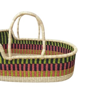 Descubre una cesta cambiador de mimbre multicolor única y artículos para bebés de ratán para habitaciones infantiles bohemias y vibrantes. - Product Image 4