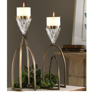 Élégante paire de lanternes dorées cintrées avec bases en verre noir mat, disponibles à prix de gros. - Product Image 4