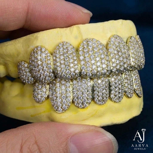 Juego Completo de Grillz Personalizados de Moissanita Chapados en Oro de 18K, Joyería Corporal Hip Hop con Corte Brillante Redondo para Hombre - Product Image 3