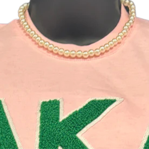 Camiseta AKA Pink Green Chenille para mujer, camiseta informal con letras griegas bordadas, cuello redondo, calidad prémium, ajuste cómodo - Product Image 5