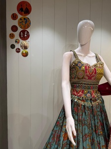 Conjunto de Lehenga Choli de seda con efecto mantequilla, estampado digital, con encaje y pedrería, Dupatta de encaje, largo hasta el suelo, para fiesta, para mujer - Product Image 5