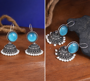 Pendientes Jhumka Vintage de Latón y Aleación de Zinc, Plateados en Plata Antigua con Piedra Azul |   Pendientes de Perlas Indias Hechos a Mano |   Étnico para Fiestas - Product Image 5