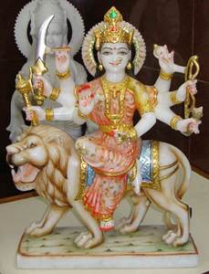 รูปปั้นดูร์กา มा ทำมือจากหินอ่อนสีขาว ประดับด้วยมือสีสันสดใส ท่าทางนั่งบนสิงห์ ผลิตโดยผู้ผลิตสำหรับตกแต่งบ้าน - Product Image 2