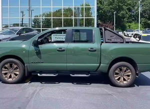 Green 2024 Titan SV Crew Cab AWD Automático R18 (Usado en Excelentes Condiciones) Volante a la Izquierda, Navegación, Paquete de Remolque - Product Image 4