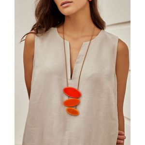 Collar de Resina Artístico Hecho a Mano por Artesanos Expertos que Agrega Encanto Contemporáneo a los Atuendos Diarios - Product Image 2