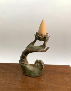 Brûle-encens traditionnel en laiton en forme de main de Bouddha avec base en lotus, parfait pour l'espace de méditation, la décoration spirituelle et les occasions festives - Product Image 1