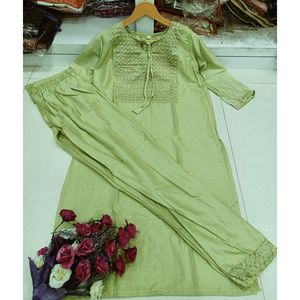 COLLEGE GIRL'S COLLECTION 14KG PUR RAYON COTON AVEC BELLE BRODERIE SEQUENCE TRAVAIL NAYRA CUT KURTI + PANTALON PISTA - Product Image 1