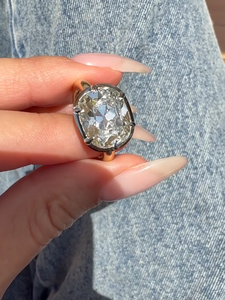 Bague de fiançailles en diamant de laboratoire East West taille coussin, 3 carats, provenance mine ancienne, bague bicolore 14 carats, certifiée IGI. - Product Image 1