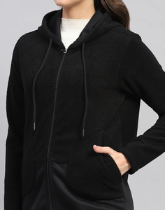 เสื้อฮู้ดซิปสีดำสุดเทรนดี้ พร้อมรายละเอียดผ้าที่โดดเด่น ความสบายที่เหนือระดับ เหมาะสำหรับลุคสบายๆ แต่ดูหรูหรา โดย Ako - Product Image 3