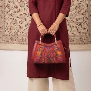 Sac à main en cuir bordeaux avec broderie Kashmiri Crewel et bouquet de feuilles tropicales - Product Image 1