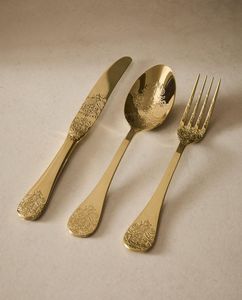 Ensemble de salle à manger doré opulent avec des poignées aux esthétiques raffinées, idéal pour une présentation de table de grande célébration - Product Image 3