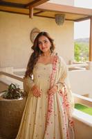 Robe Anarkali brodée crème, style indien pakistanais, à manches longues, coupe trapèze, avec châle, pour fêtes et mariages