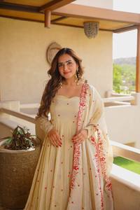 Robe Anarkali brodée crème, style indien pakistanais, à manches longues, coupe trapèze, avec châle, pour fêtes et mariages - Product Image 1