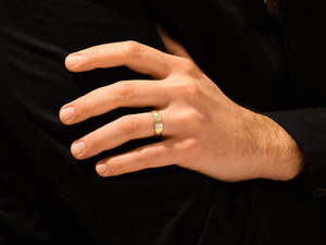 Anillo de boda para hombre con diamantes cultivados en laboratorio en oro amarillo - Product Image 6