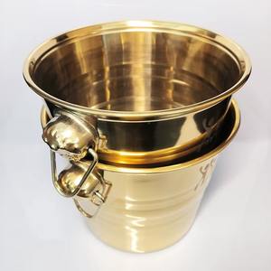 Cubeta para hielo metálica de tonos cálidos y llamativos, diseñada para complementar los accesorios modernos de cocina y bar. - Product Image 6