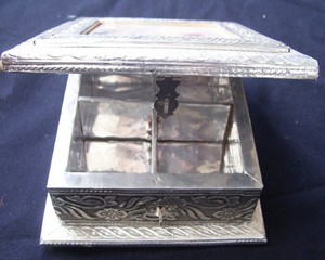 Caja de Metal Plateada Rectangular con Diseño Pintado de Arte Folclórico, Caja Decorativa Coleccionable para Guardar Joyas - Product Image 2