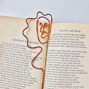 Marcapáginas clásico de cobre con un atractivo acabado para estudiantes, escritores, lectores y para fines educativos. - Product Image 1