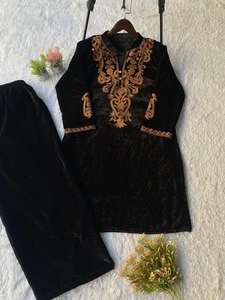 Commandez dès maintenant : Ensemble Kurti et pantalon noir, longueur genou, avec un magnifique design de col, spécial soirées Sangeet ou mois d'Eid, en vente en ligne. - Product Image 4