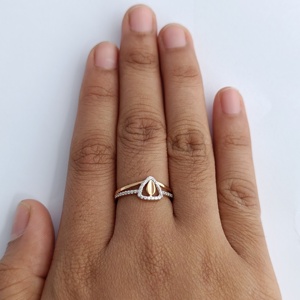 แหวนเพชรทรงลูกแพร์ประดับเพชรรอบวง 18KT โรสโกลด์ สำหรับผู้หญิง ดีไซน์เรียบหรู แหวนแต่งงาน/แหวนสัญญา ขัดเงาอย่างดี ของขวัญเครื่องประดับชั้นดี - Product Image 4