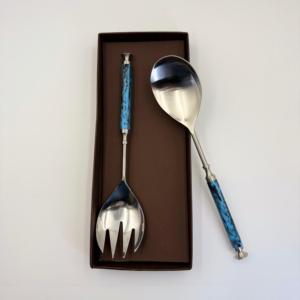 Juego de utensilios para servir ensalada plateados y pulidos, de metal decorativo, con mango redondo de resina azul. - Product Image 5
