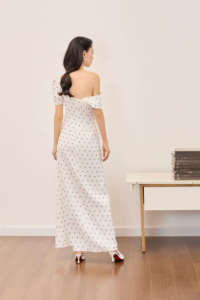 Robe pour femme KD77 Maxi SKY LIGHT, épaules dénudées, col asymétrique, tissu satiné à pois, robe à une épaule à pois - Product Image 3