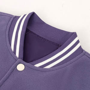 Chaqueta Varsity Vintage para Hombre OEM, Personalizada con Bordado 3D, Cuello Camisero, Capucha, Resistente al Viento, Transpirable y Ecológica - Product Image 6