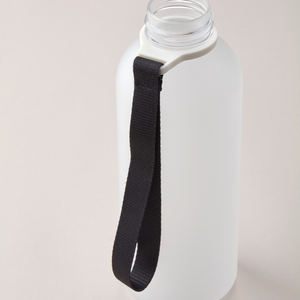Bottiglia d'Acqua Riutilizzabile in Tritan con Logo Personalizzato, Design Coreano Moderno, Coperchio a Vite e Cinghia per Viaggi, Palestra e Attività all'Aperto - Product Image 5