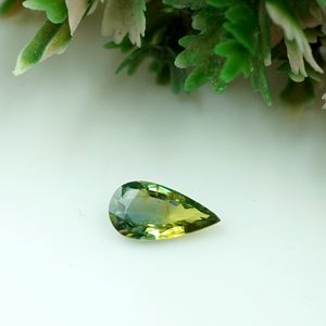 Zafiro Natural Color Verde Azulado, Gema de 0.90 Quilates, Sin Calentar, Sin Tratar, 9x5x2.5 MM - Product Image 1